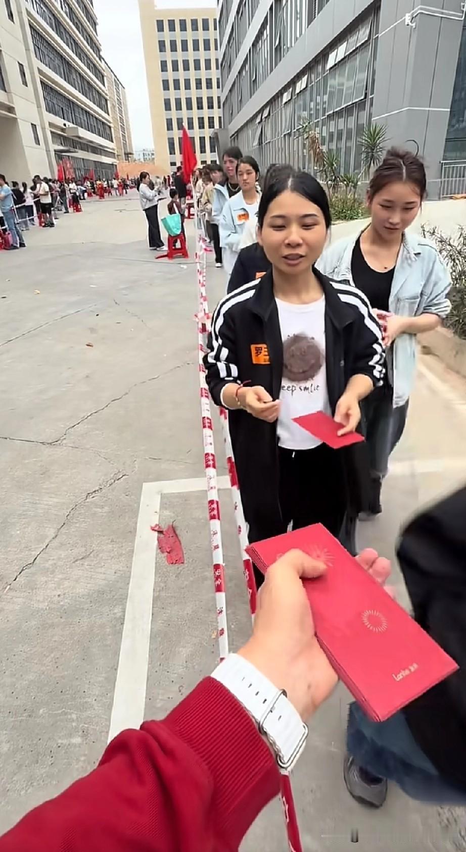 开工日老板备上万个红包!发红包的人手都麻了🧧东莞泰古厂的开工仪式，直接