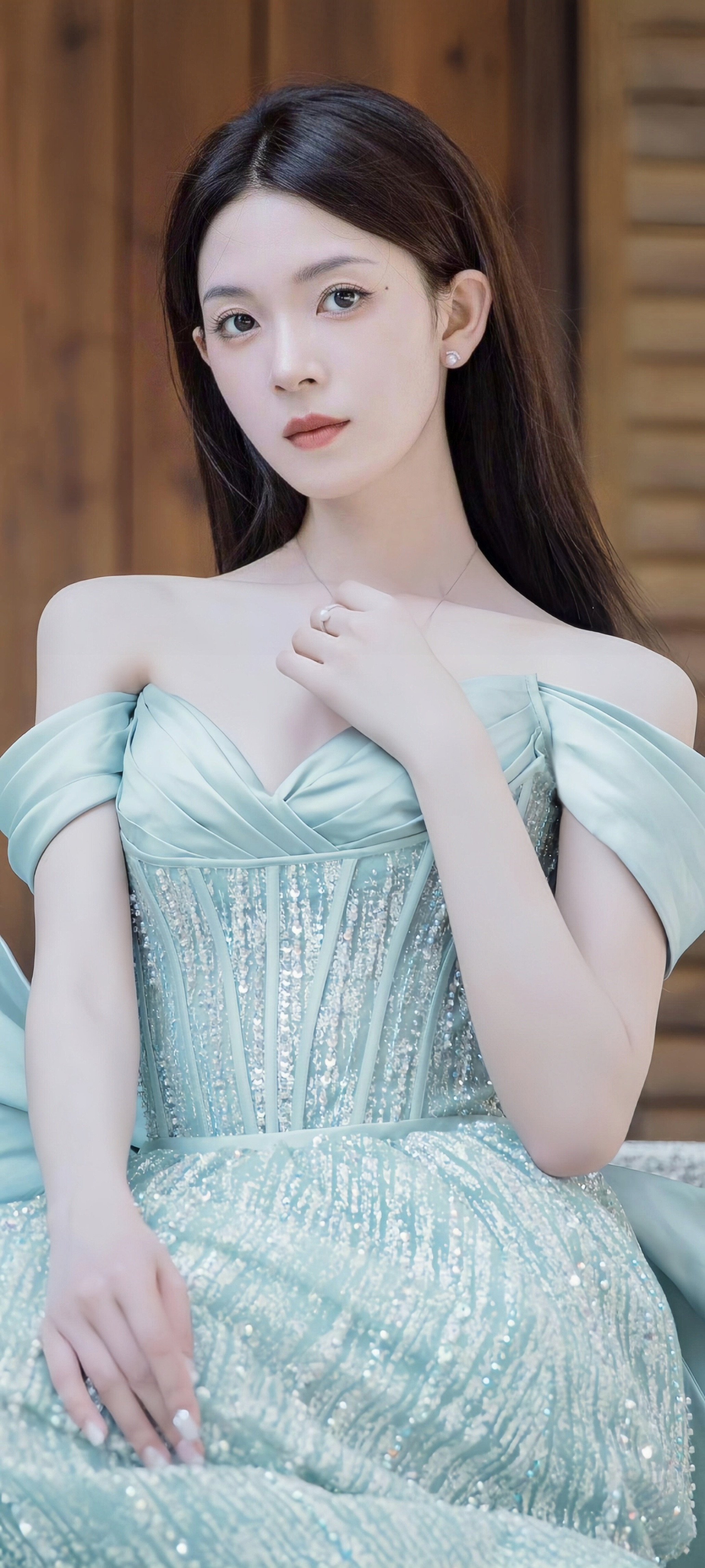 陈瑶，一袭吊带抹胸裙，气质高雅，明艳动人，真乃人间绝色