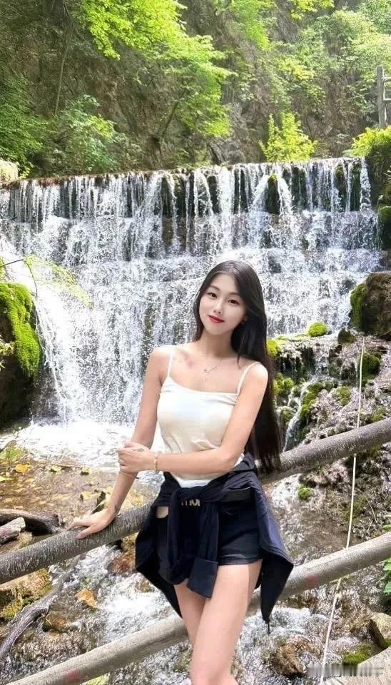 在瀑布前打卡，感受大自然的清新与美好！🌿