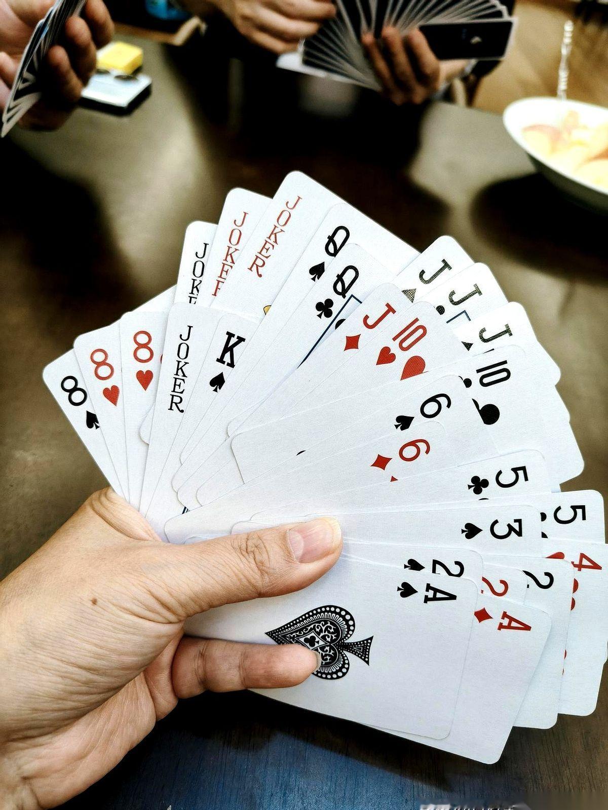 牌发下来那一秒，我手都抖了。四个王。天炸。你知道那种感觉吗？心跳漏了一拍，感