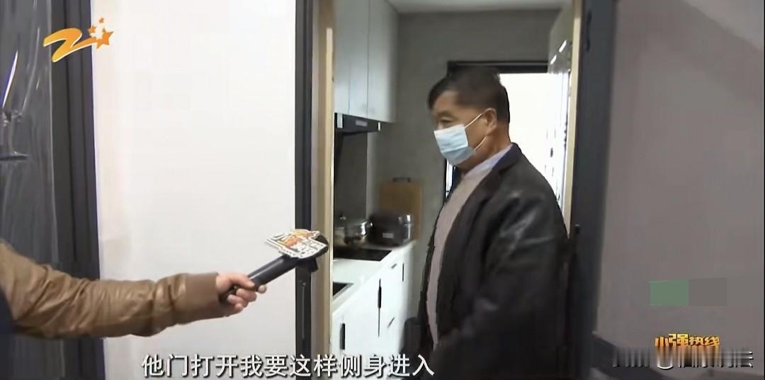 浙江杭州，男子家邻居装修，新装了大门，将往里开门，改成了往外开，邻居一开门，就挡