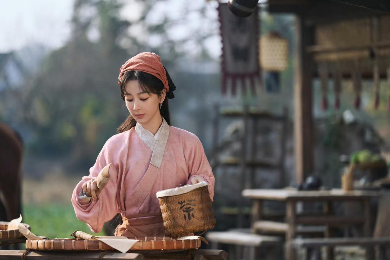 杨紫在《家业》中的造型设计极具层次感，完美契合了角色李祯从市井到家族核心的成长轨