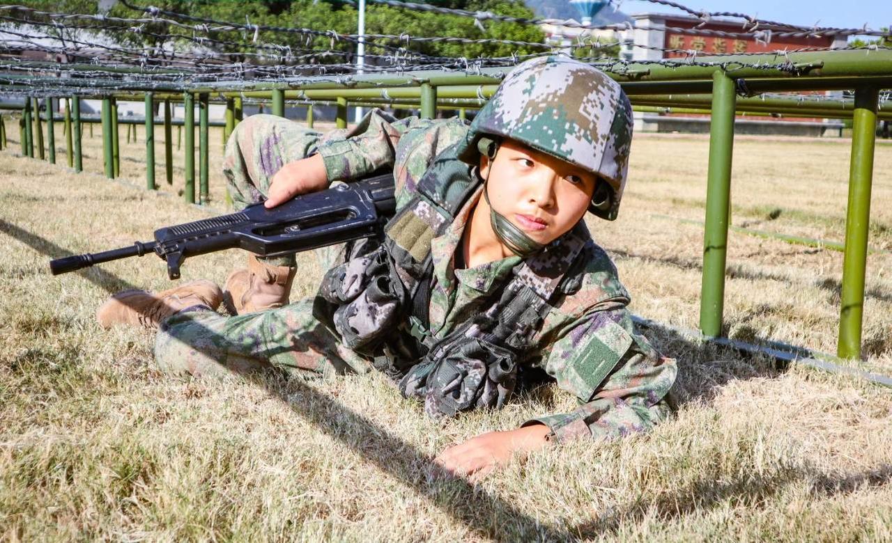 南部战区陆军某基地组织新兵开展首次实弹射击考核入伍两个多月的女新兵郝佳琪