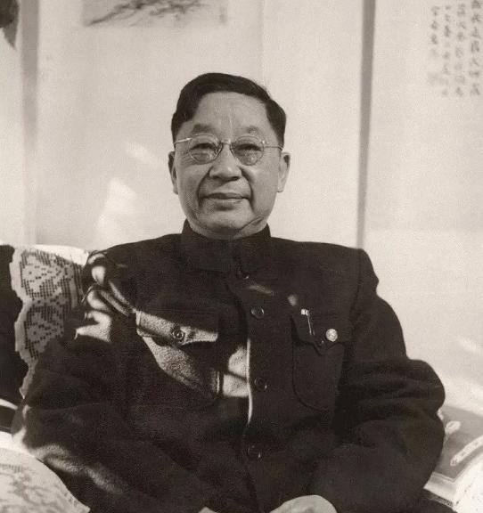 1900年，老舍的父亲战死，母亲决定和大姑子一起过。她打牌、吸鸦片，脾气还不好，