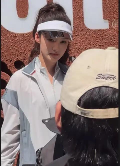 李沁好有少女感啊！有网友在北京三里屯见到了李沁，当天她一身运动装打扮，头戴帽子，