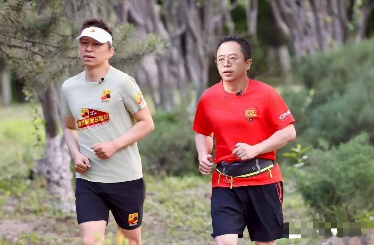 有俩互联网大佬，加起来快120岁，一个不结婚，一个离了婚，日子过得超带劲。张