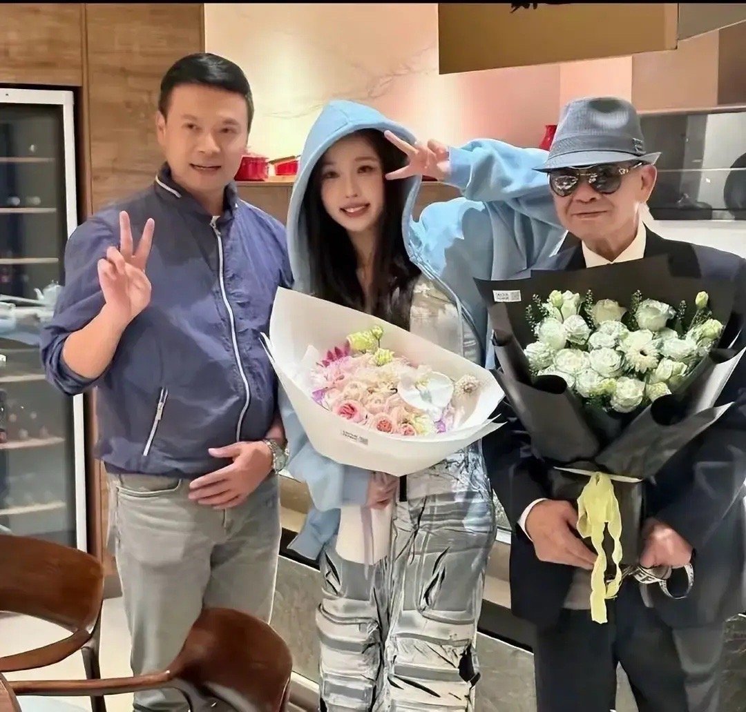 黄杨钿甜家这招祸水东流真的是绝了！前几天被扒黄杨钿甜的爷爷的料今天虞书欣的爷爷也