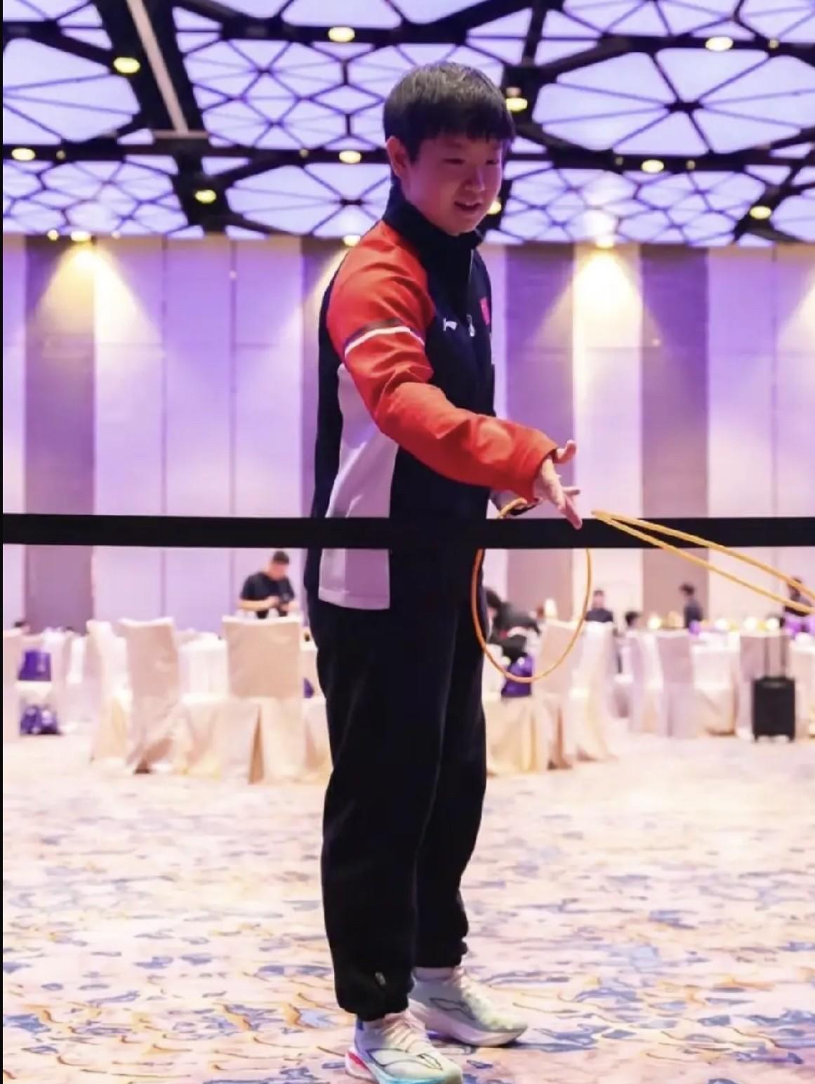 国乒女孩们在WTT澳门冠军赛晚宴上可太欢乐啦！莎莎一本正经可爱套圈、曼昱和徐奕