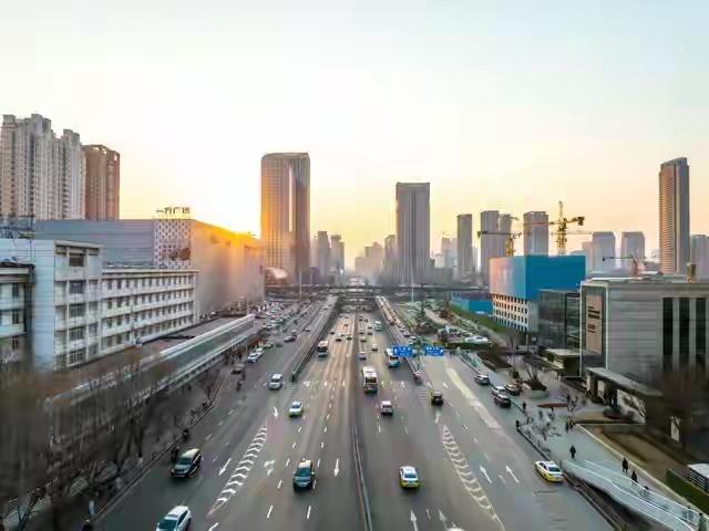 一台标称五百公里的纯电车，高速只能跑三百出头。别人加油五分钟，你排队一小时起步。