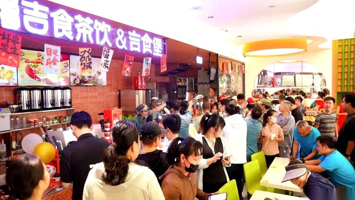 我看到这新闻，第一反应是有点想笑。在咱们自己家岛上，给住了两千多号人的地方，开