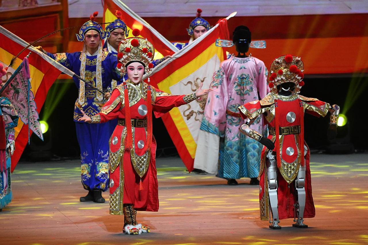 今年春晚，机器人成了绝对主角，它们的亮相可不只是图个新鲜，背后藏着好几层深意。