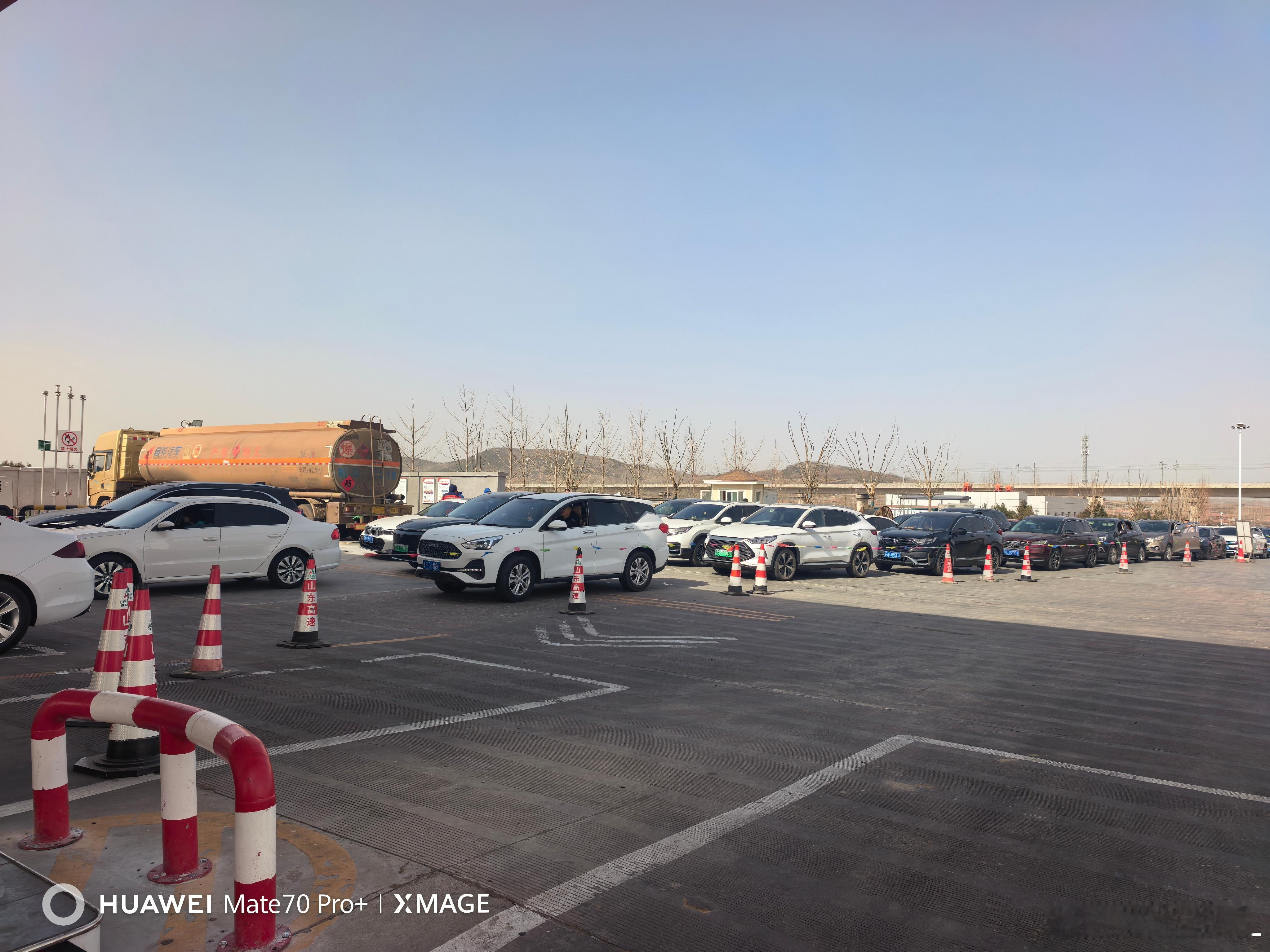 柴油小坦克今天情绪价值拉满了！春节返程高峰。服务区加油站排队，排的特别长，看不见