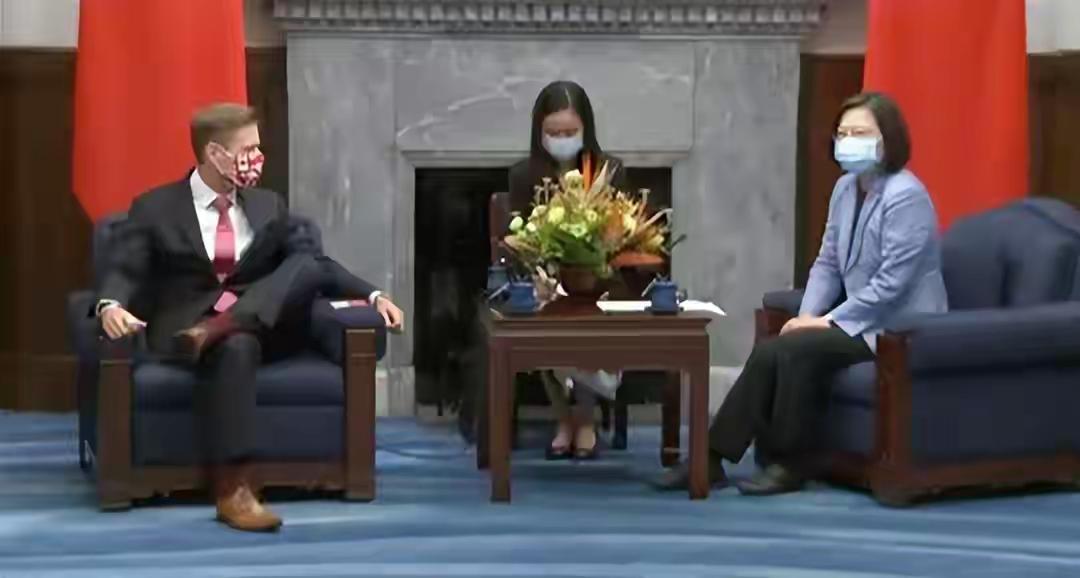 不知道湾湾的民众看到这样的照片会作何感想？为什么美国一个芝麻粒的小官到了湾湾，见