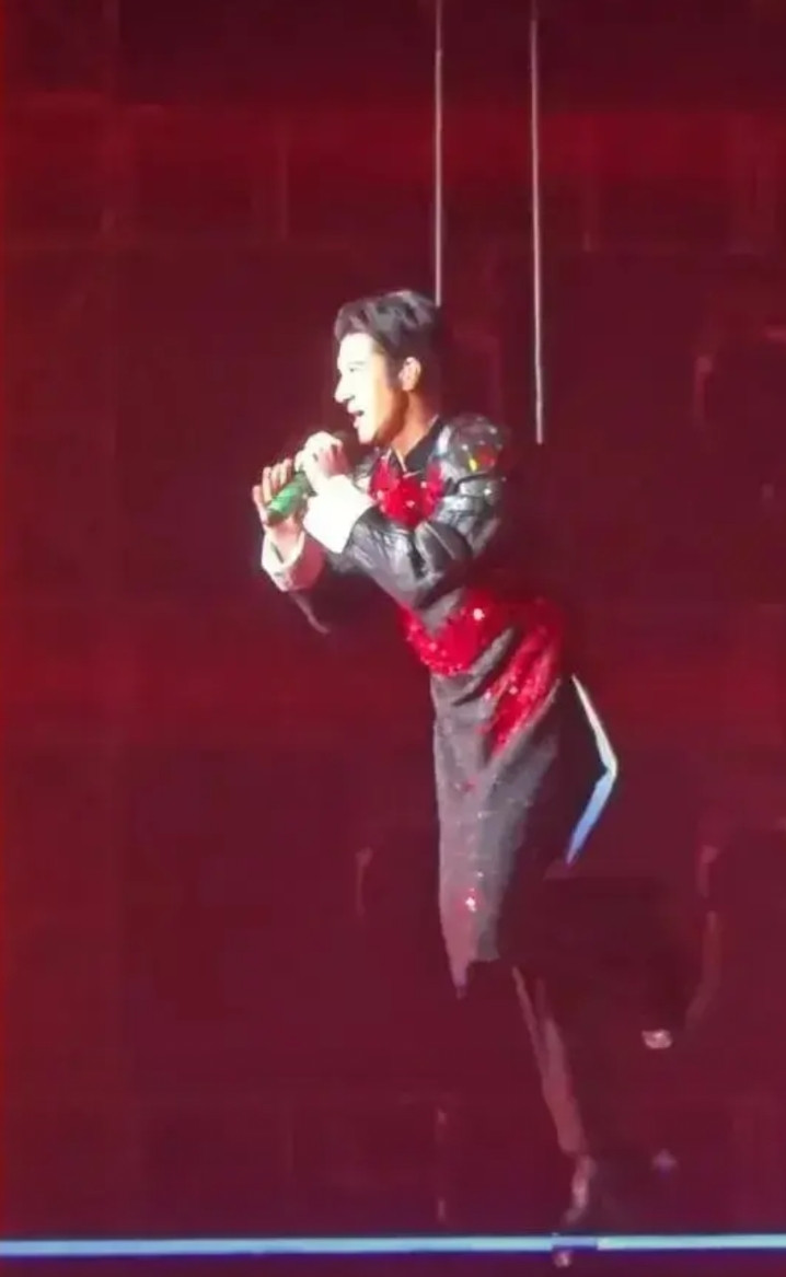 王力宏演唱会踩空差点摔下舞台5月2日晚，王力宏在杭州举办“最好的地方”巡回演唱