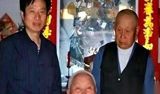 27岁的战斗英雄，腿上带着枪伤，复员回家。媒婆给他说个亲，对方是个43岁的寡妇