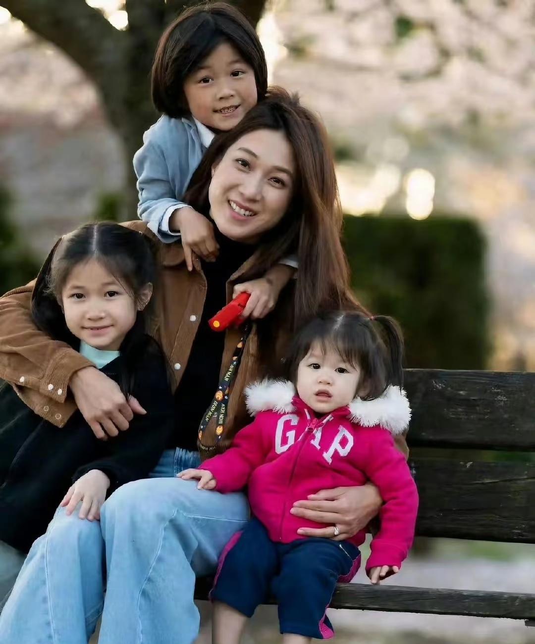 钟嘉欣根本没离婚。钟嘉欣这场所谓“婚变”，从头到尾更像一场流量围猎。2025