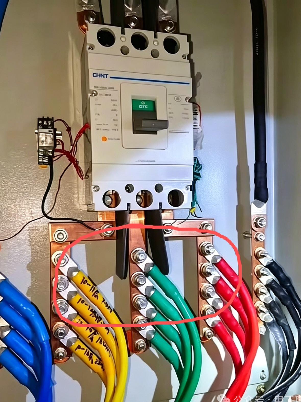 经常刷到这种电工大拿做的电线电路，不知你有何感想？！这位电工高手，一看就是位