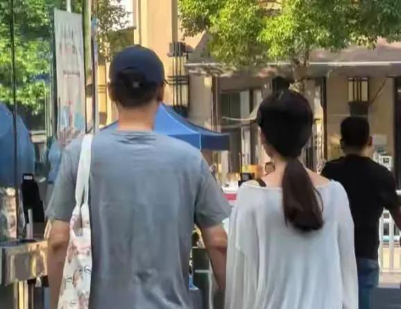 任重和郑恺见面会不会很尴尬。因为两个人都曾经和一个女人搞对象，就是孙骁骁。现