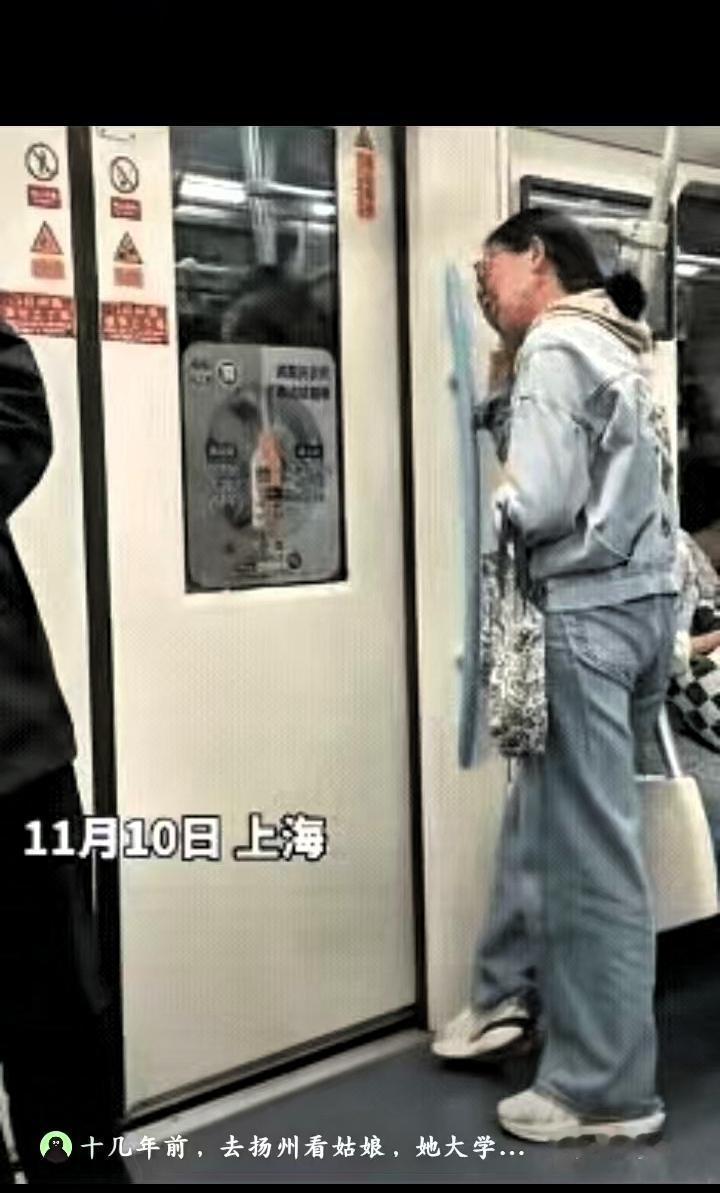 太让人心疼了！地铁车厢里，有乘客拍到一位女子在掩面哭泣。挎着个帆布包，看着文