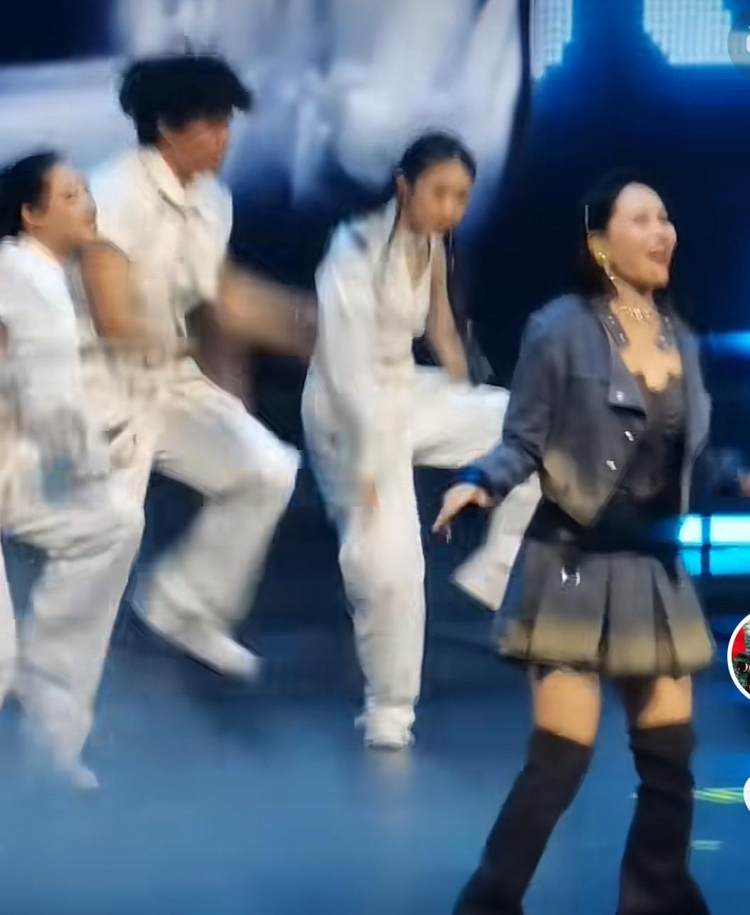 57岁伊能静和儿子同台炸场！网友：这状态哪像母子！[比心]