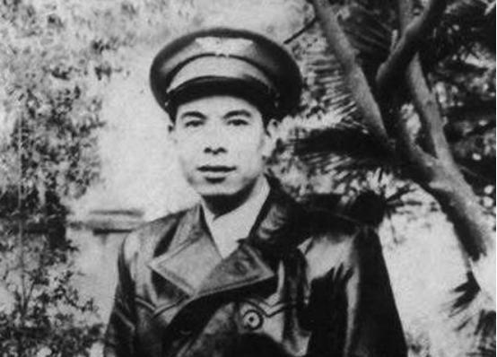 1955年授衔时，毛主席在众多开国将帅中看到一个人，主动上前笑着说：“你也当上少