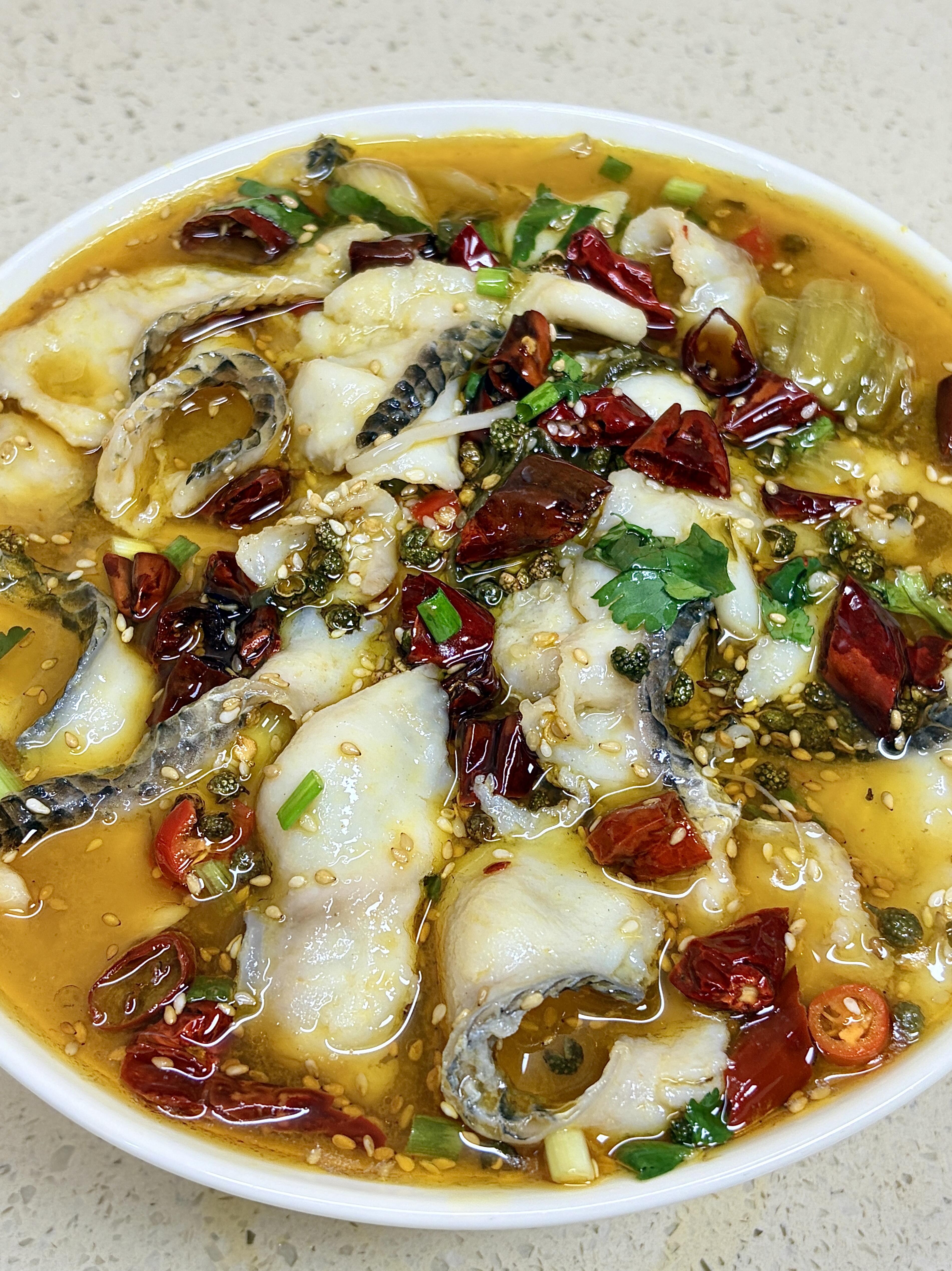 家常酸菜鱼｜鱼片滑嫩，汤汁酸香超下饭我真的太爱吃酸菜鱼啦～滑嫩细腻的鱼片，裹