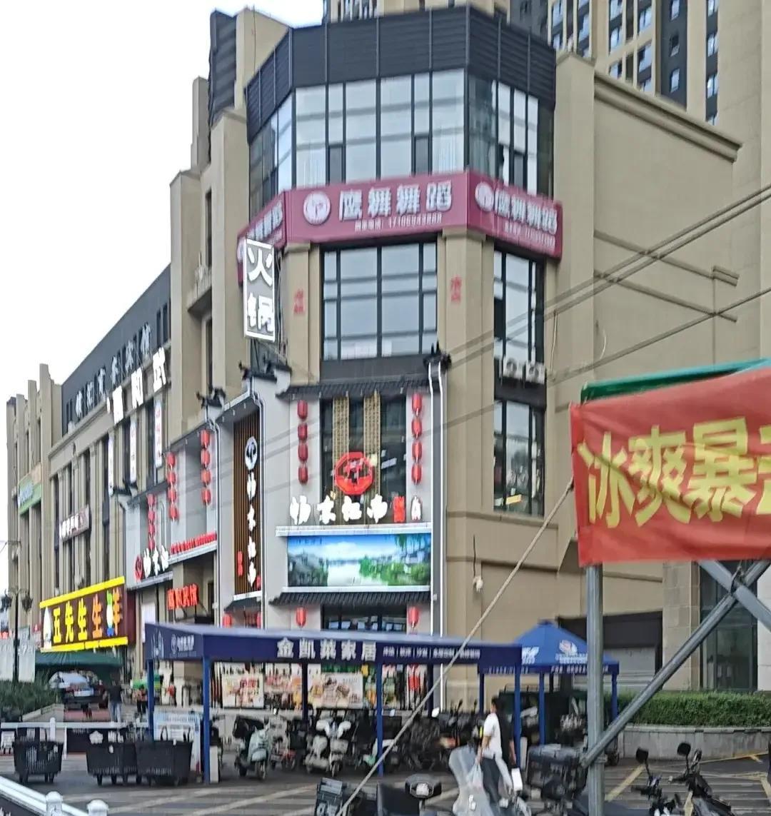 这家火锅店位于香福路新嵩茂樾山小区，我在他家吃了好几次了，都是唐总花钱。他家开好