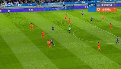 怎么看天津获得的这个点球阿尔瓦罗倒地去封射门路线，动作稍大，对方射门后倒地，裁