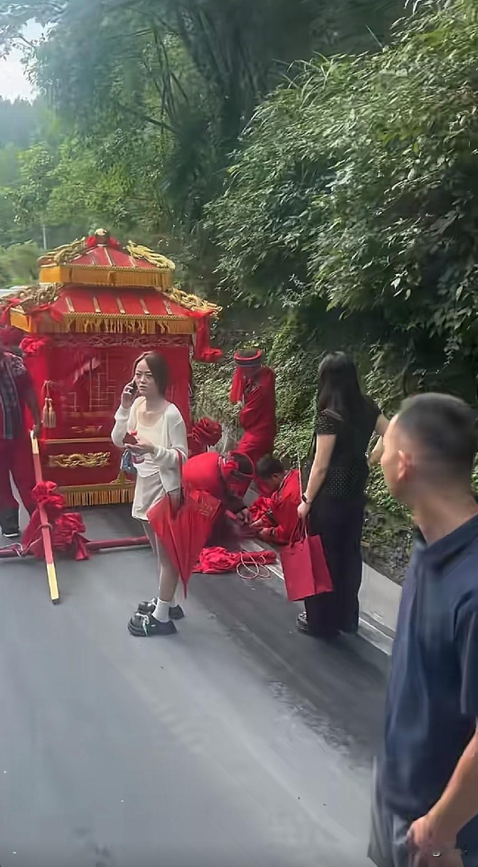 新人结婚好日子，轿子落地大吉大利，百年好合，早生贵子[作揖]