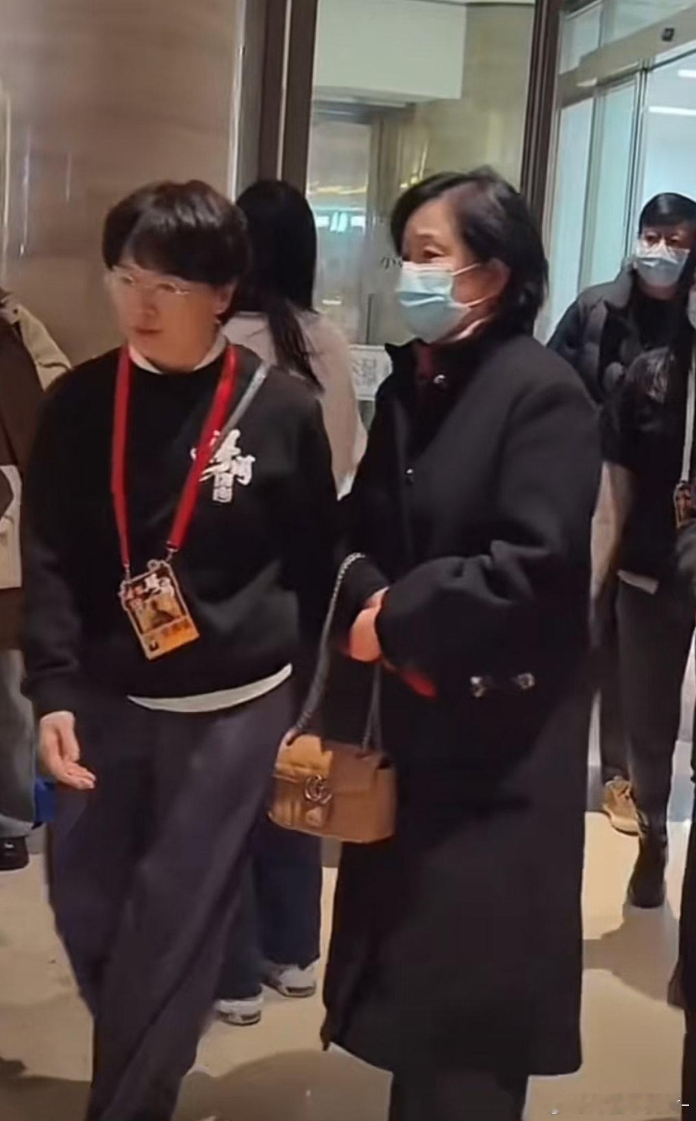 肖战真的好喜欢给妈妈们送包！！！