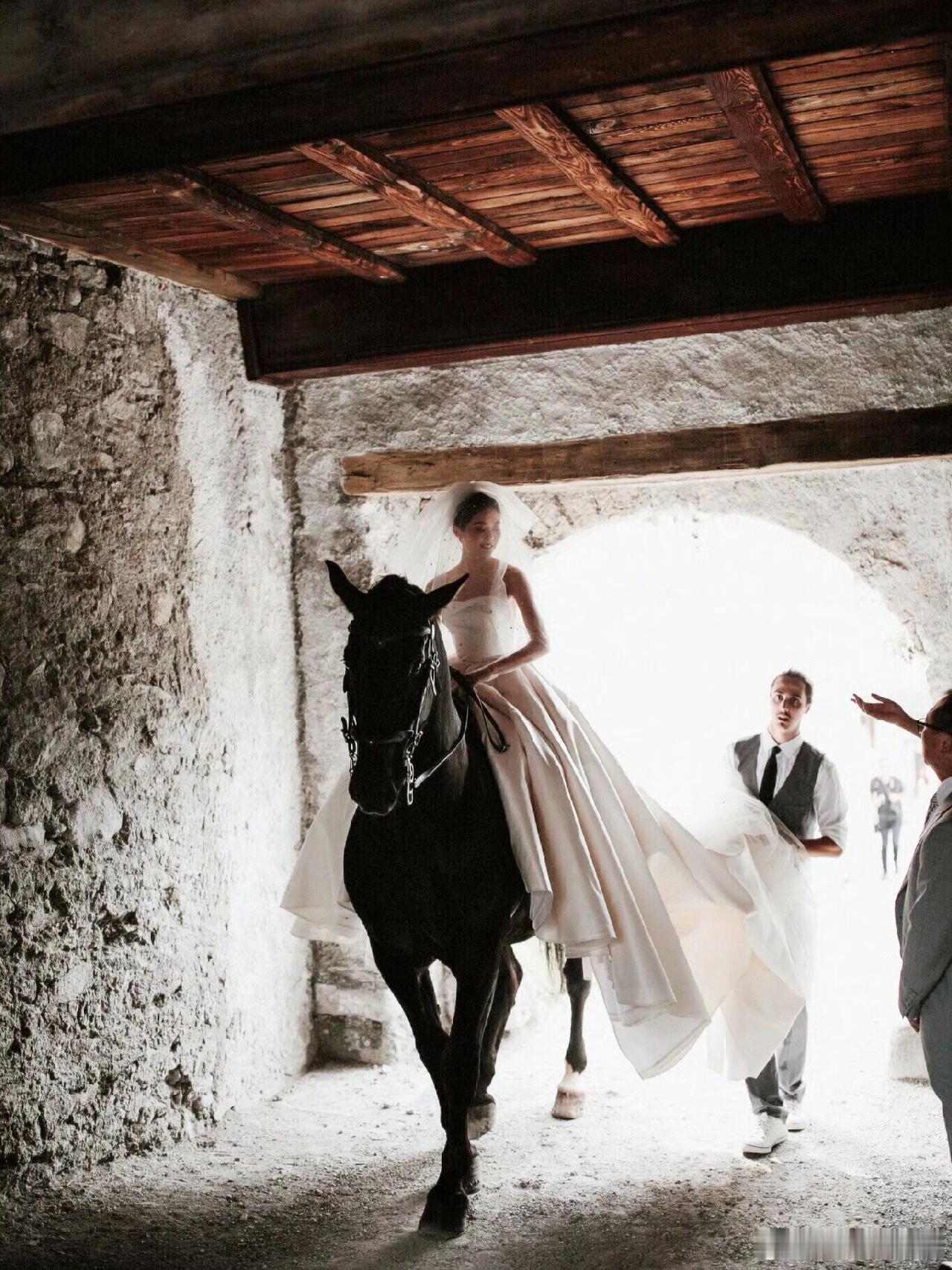 再看一遍晚晚的古堡婚礼缎面婚纱，还是觉得好美