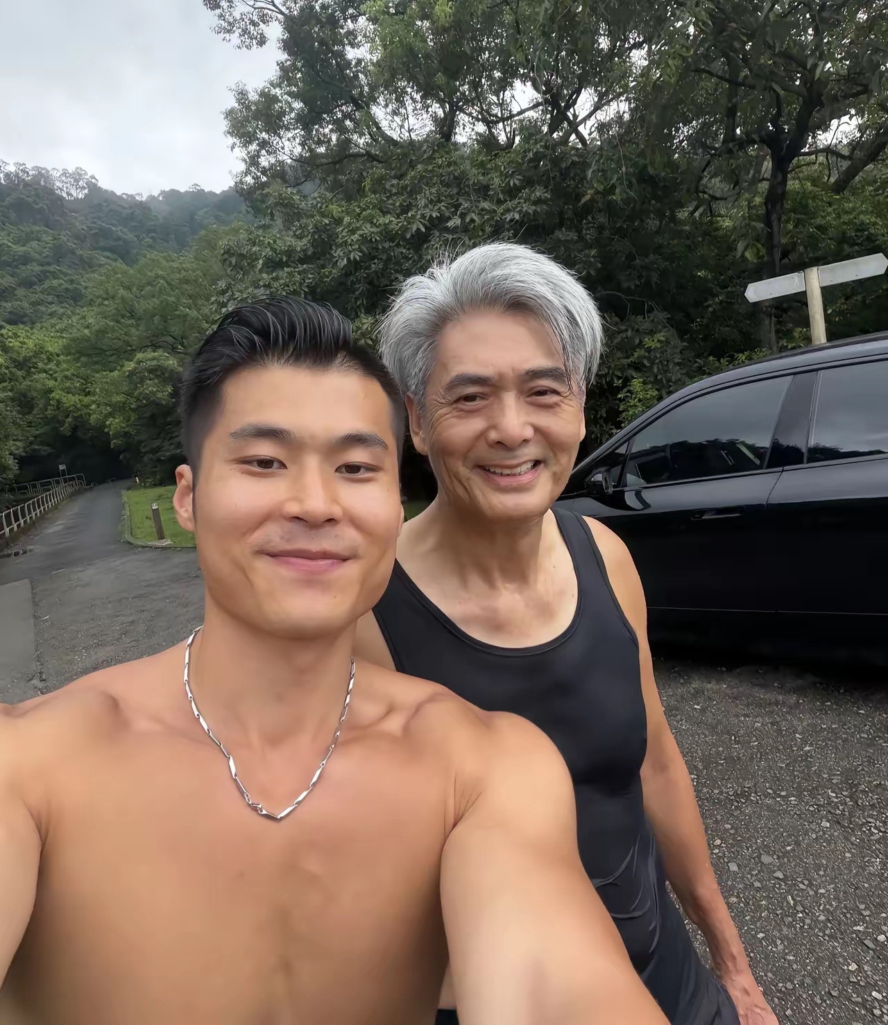 71岁周润发山上跑步被偶遇，满头白发发量依旧惊人71岁周润发在香港山上跑步被偶遇，他穿着一身黑衣，大