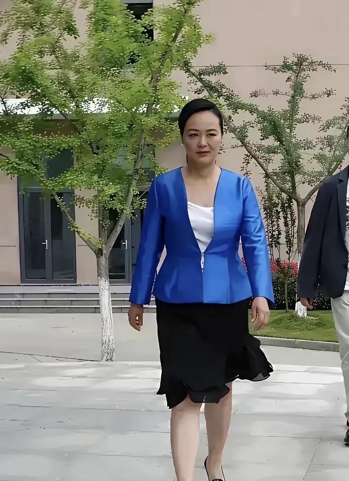 不敢相信自己的眼睛，这位穿蓝色西装，黑色短裙的女士，竟然是央视大名鼎鼎的主持人孙