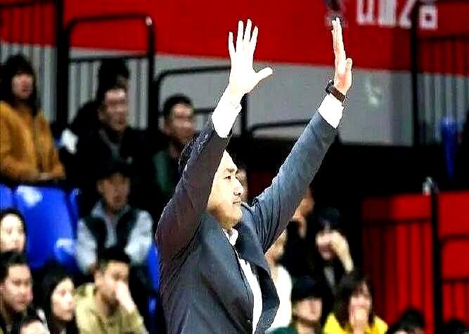 钟诚目前执掌CBA吉林九台农商银行东北虎篮球俱乐部帅印。吉林队只能看着当