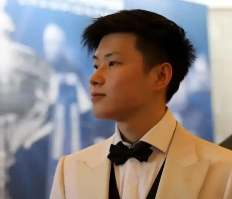 随着比亚迪官宣签下赵心童，赵心童的商业价值开始爆发！一个是市值万亿，全球销量第