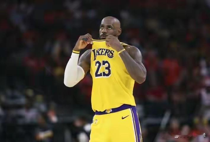 老詹说问题在进攻？别闹，湖人明明是想回家收门票！湖人G4不敌火箭，3-0变