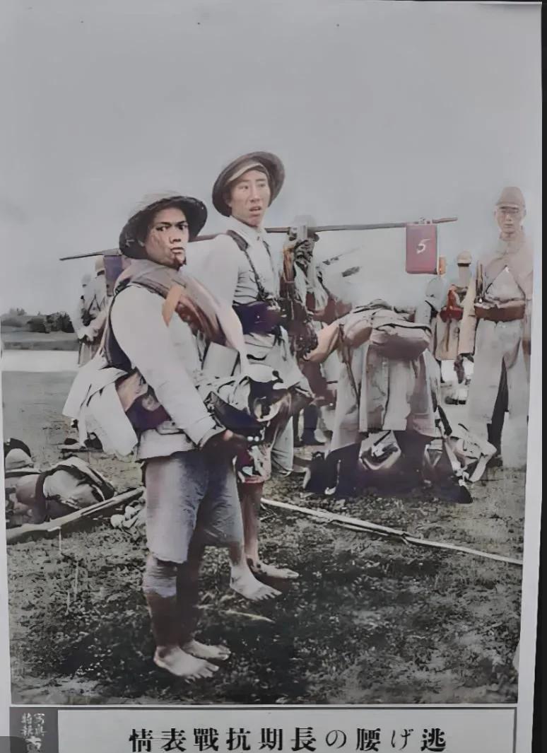 1939年，广西钦州。两名国军士兵被日军俘虏，被俘时他们身上还背负着许多物资，撤