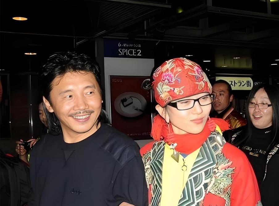 2002年，百亿富豪刘淳晴将一份厚厚的家产清单摆在杨丽萍面前，声音里带着近乎乞求