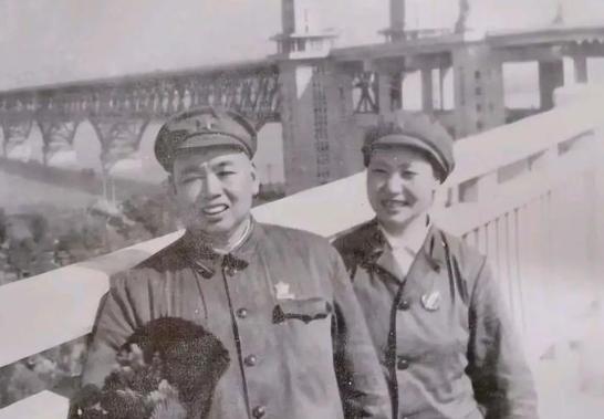 新婚之夜，37岁的许世友对着她19岁的新婚妻子说了一句话，而后他突然快速拔枪对准