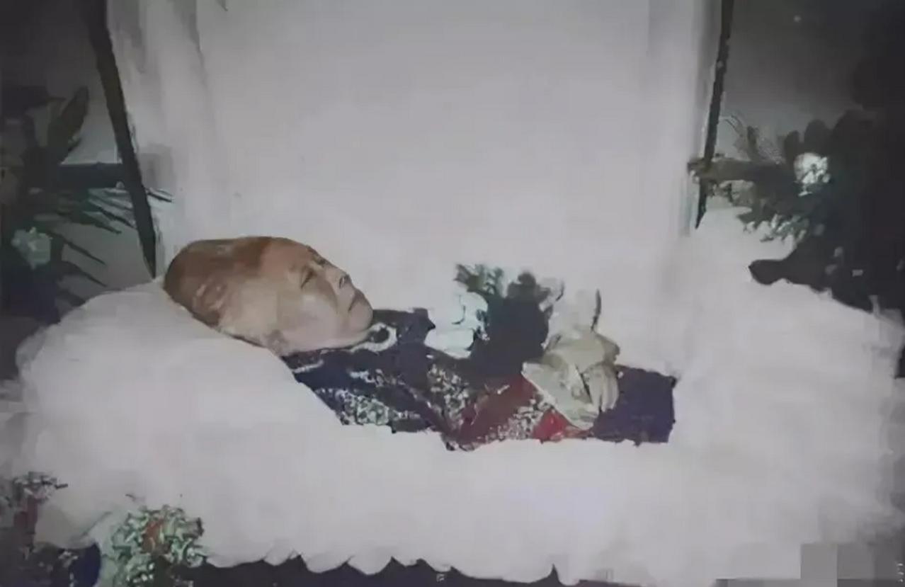 吴健雄告别仪式的留影，这一张照片拍摄于1997年2月，地点在美国纽约，主人公是有