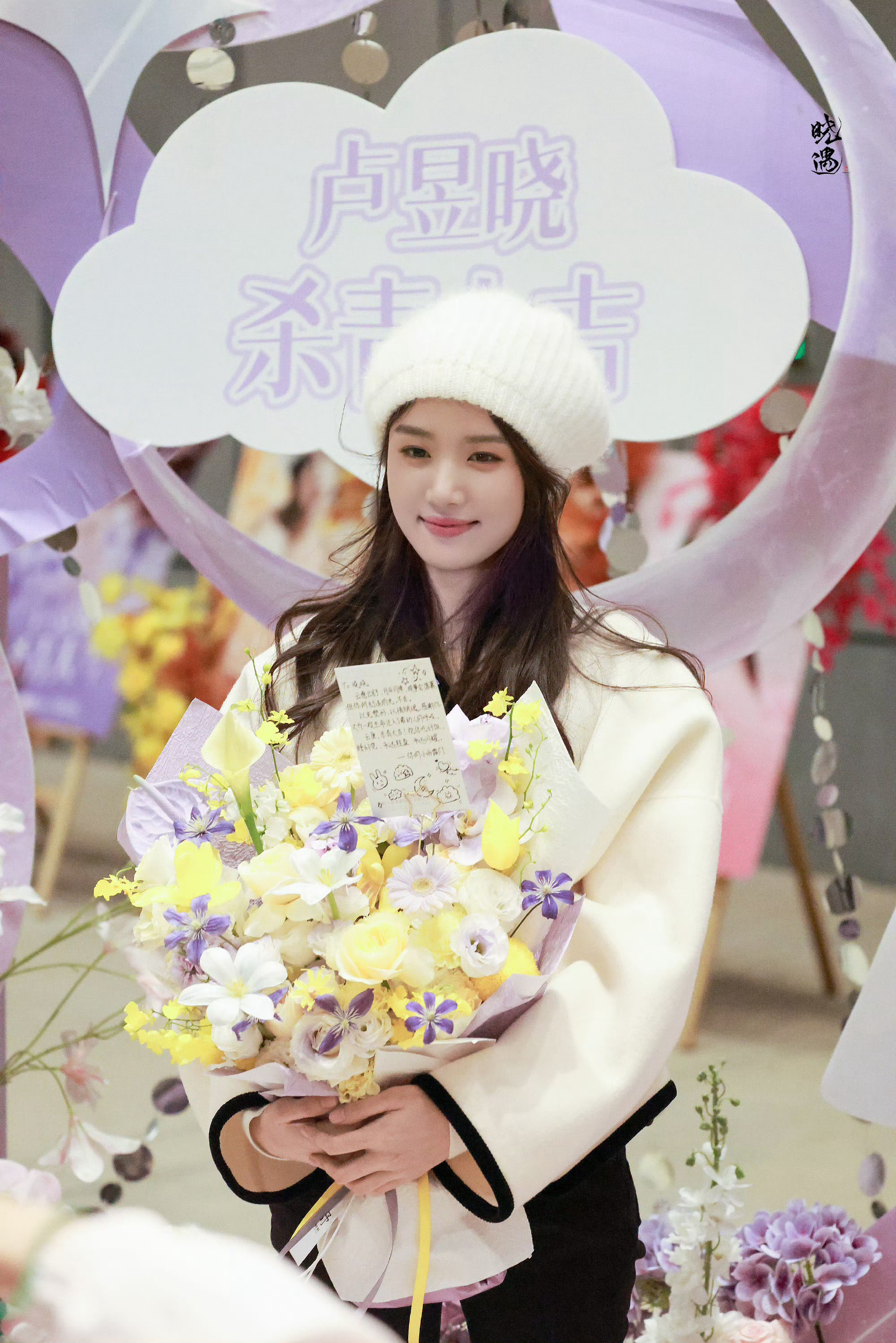 卢昱晓折月亮杀青路透林一卢昱晓折月亮杀青路透林一卢昱晓《折月亮》杀青快乐！社恐少