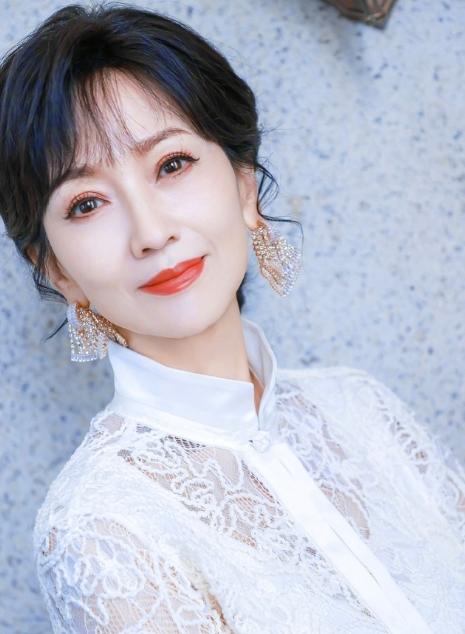 1975年，21岁的赵雅芝嫁给了31岁的香港名医黄汉伟，可婚后3年，赵雅芝便与有