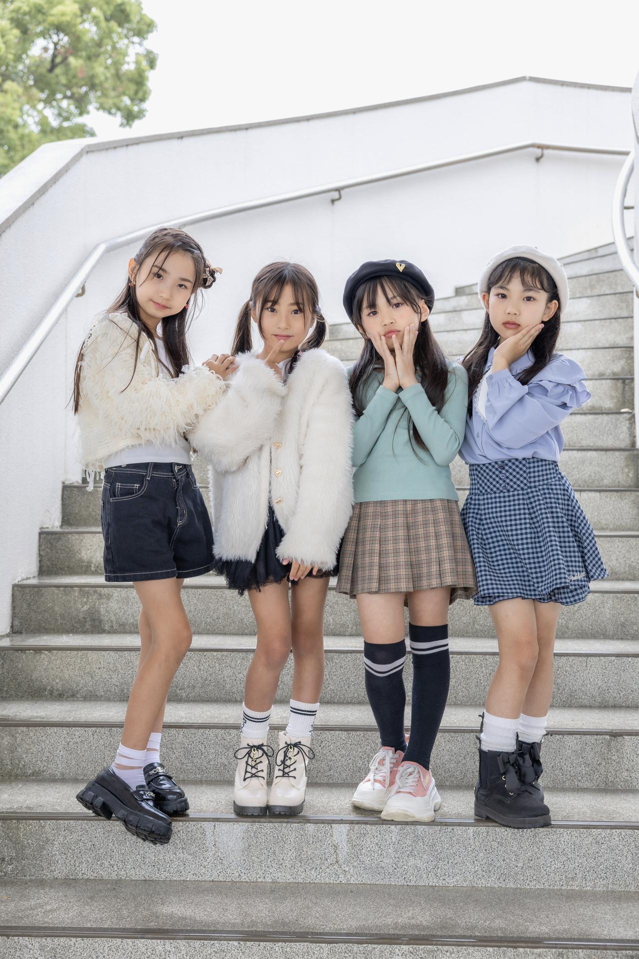 四个女孩在楼梯上摆姿势拍照