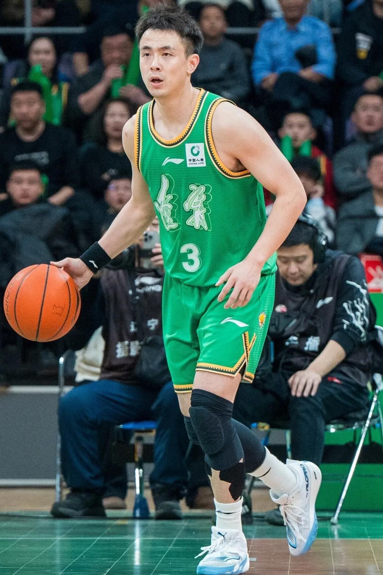 大家发现没，辽宁队目前只排名联盟第9，作为四夺CBA总冠军的豪门球队，辽宁队要想