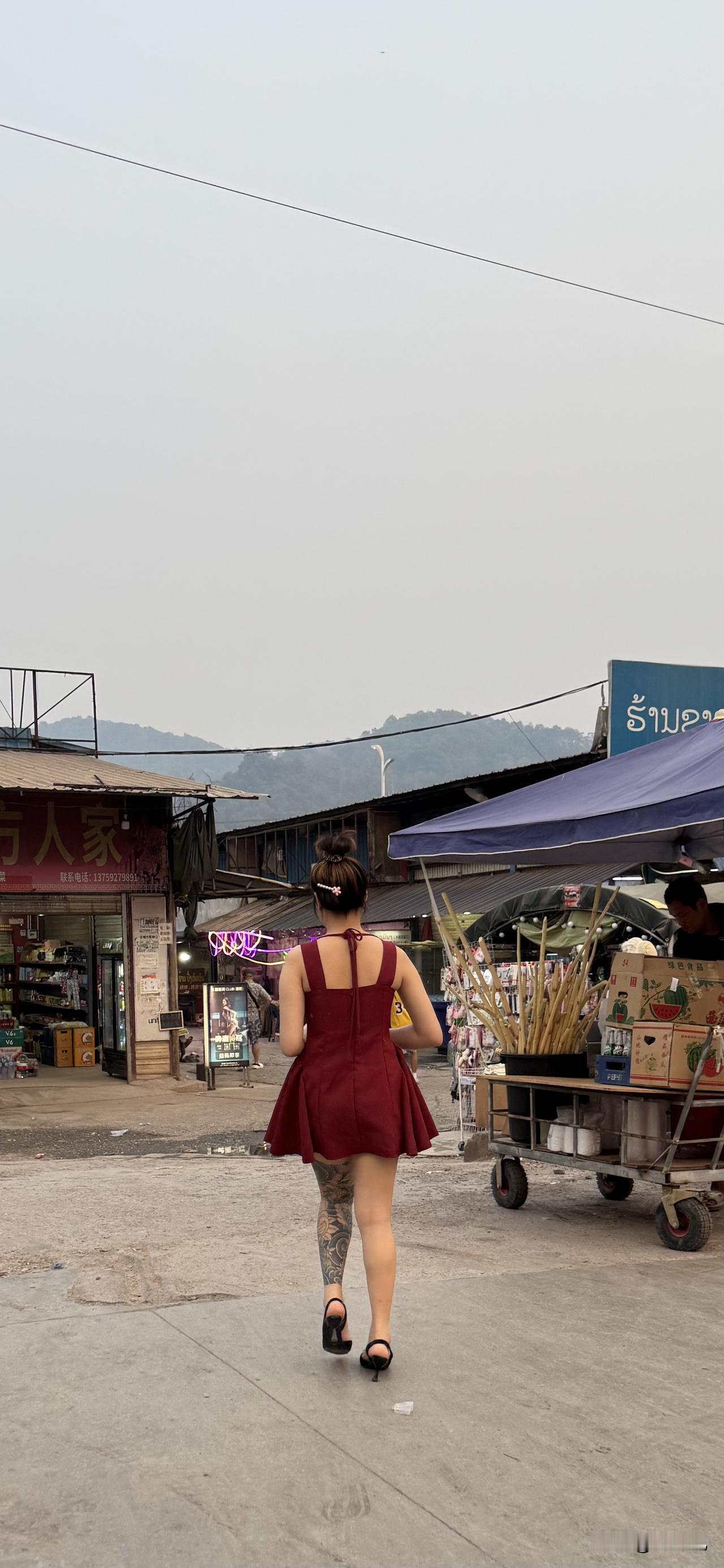 这里是磨丁，老挝的土地，中国有99年的使用经营权。这个中老边境小村子，已经有
