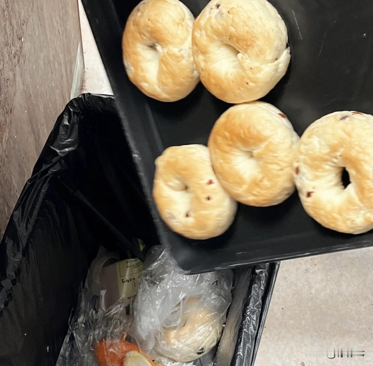 40元吐司直接丢垃圾桶⁉️现实版“倒掉的牛奶”！上海网红面包店每晚丢弃整筐面包