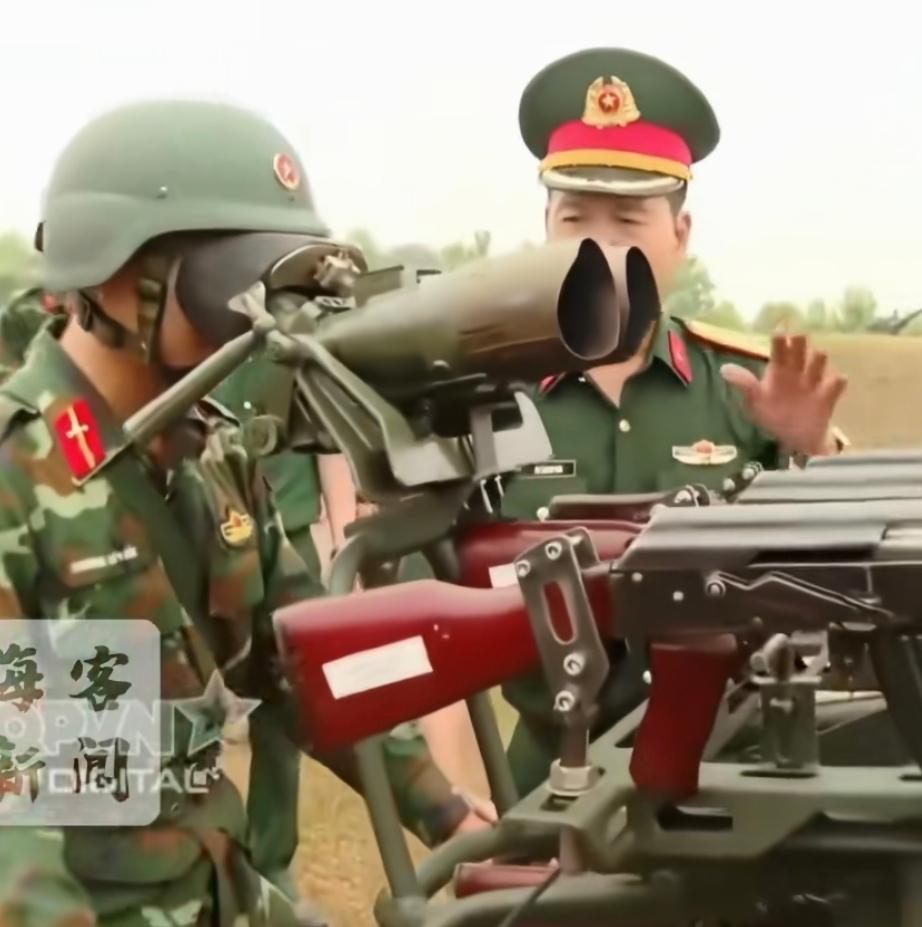 最近越南军方公布的一款“国产新型反无人机武器”，直接把全球军迷给看乐了。没