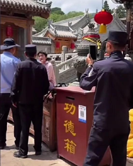 五台山上，一女子带着啦叭爬上五爷庙的供桌上，声称自己就是五爷，管不了你们所求的，