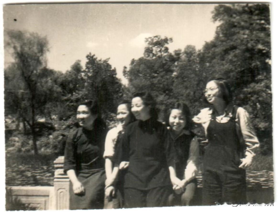 1947年，清华社会学系学生在颐和园出游，右1为彭珮云。当时，彭珮云刚刚从南京金