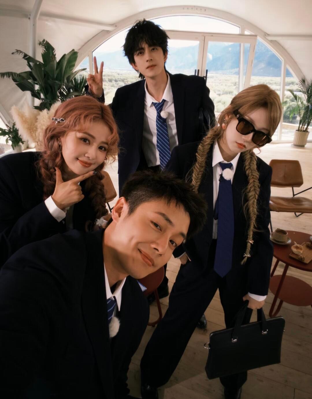 哎呀好喜欢！！翟子路敖瑞鹏白鹿宋雨琦这几张合照完全热血高中即视感🥰白鹿翟子路敖